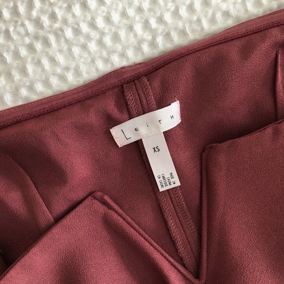 V Neckline Off the Shoulder Top - Picture 4 of 7